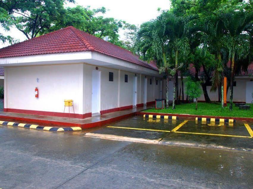Hotel Club Manila East Real Infanta Exteriér fotografie